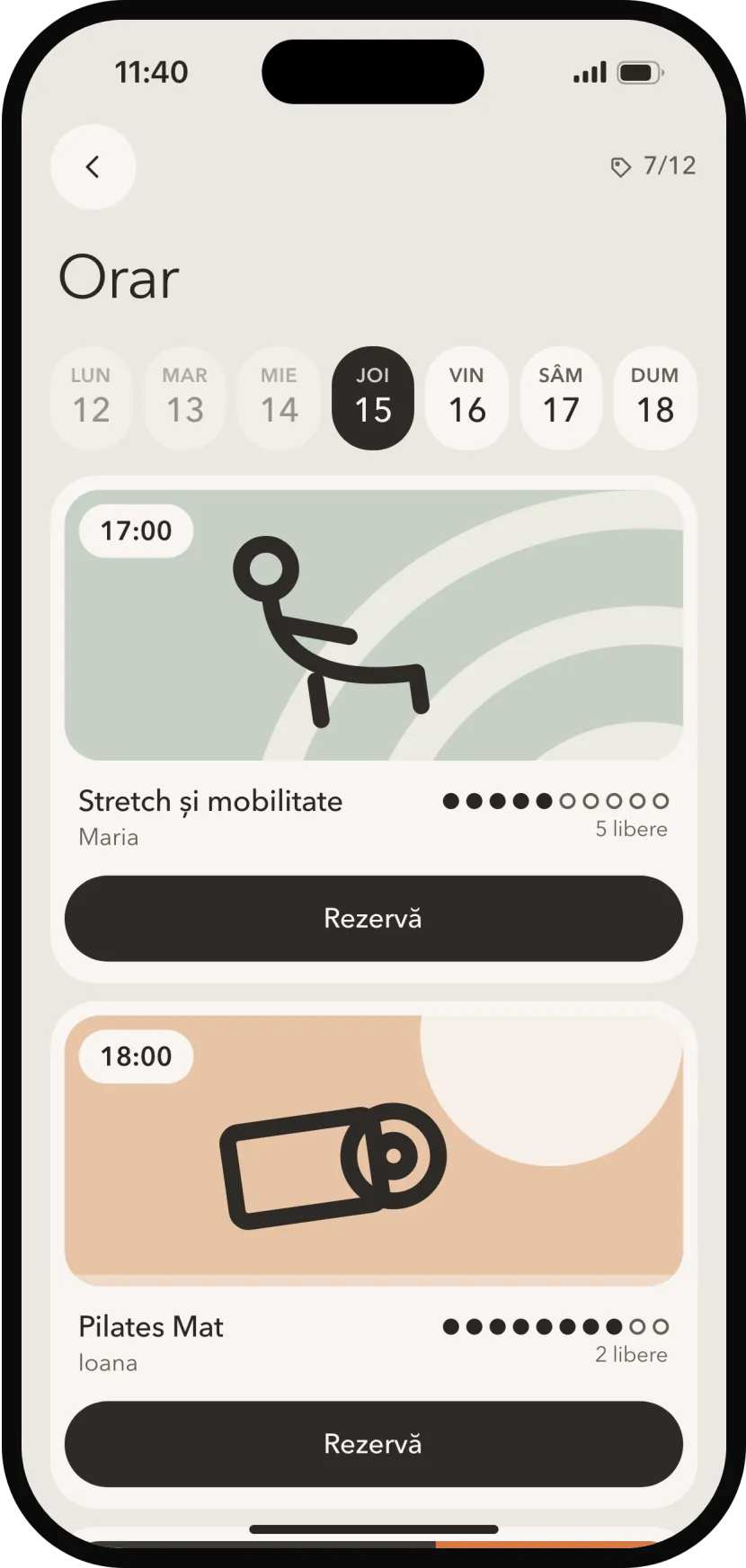 Orarul claselor: Stretch și mobilitate la 17:00 și Pilates Mat la 18:00, fiecare cu locurile libere.